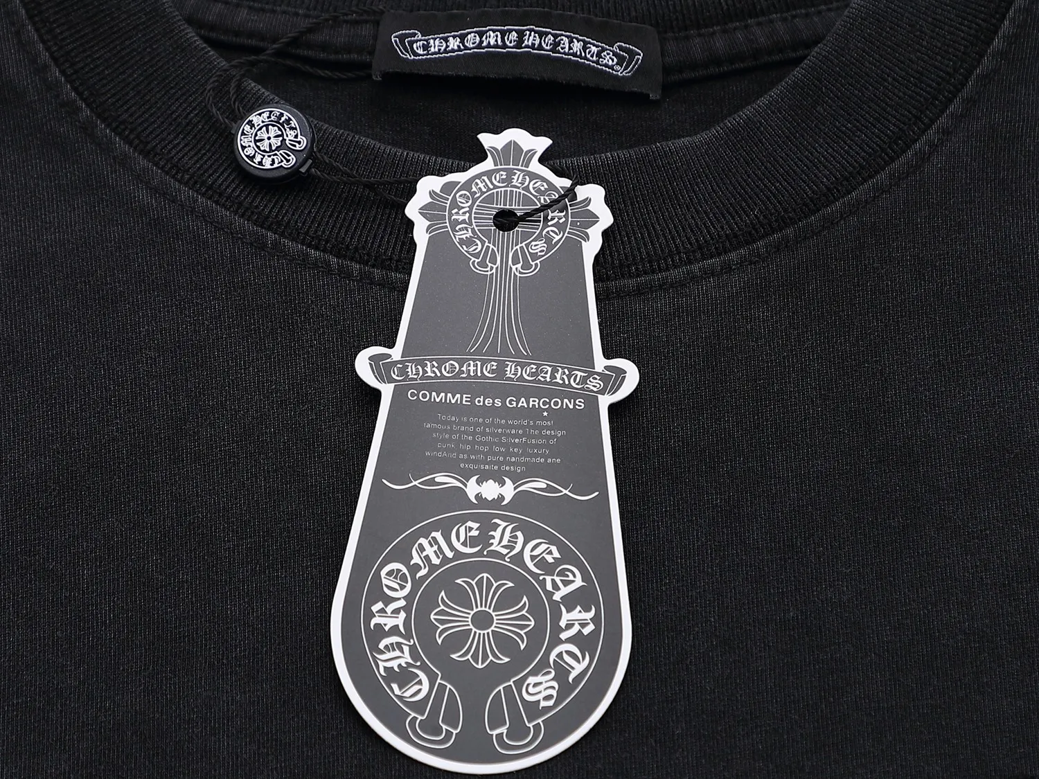 P180 280g exclusive version] Chro*e Hets Chro*e Hets 𝟐𝟎𝟐5 Spring and Summer Washed and Stir-fried Color + Hand-appliquéd Embroidery Round Neck Short Sleeves 2025SS latest short sleeves adopt the washed-fried salt process by adding pumice to the washing water, allowing the pumice to rub against the clothes to achieve different washing effects. After washing, the cloth will appear gray and old, and sometimes slightly damaged. It is particularly textured and has a solid and delicate touch. Every inch of the fabric seems to have experienced the baptism of time. It has a classic fried salt retro distressed effect, as if you can smell the aroma of the years. The crack effect is not a flaw, but the unique mark of life of each T-shirt, showing its unique beauty. Wearing it, it seems that you can instantly travel to that retro era while standing at the forefront of the trend. For fashion trendsetters, this is not only clothing, but also a canvas for self-expression and endless possibilities. For brands, such fabrics can undoubtedly add a unique color to your product line. This old-fashioned feel is especially suitable for those friends who like retro style.  The inherited hand-made appliqué embroidery is a form of high-density embroidery, which is in the same category as the appliqué embroidery in Chinese Suzhou embroidery! The embroidery method is to cut the applique cloth according to the pattern requirements and paste it on the embroidery surface. Cotton and other materials are padded between the applique cloth and the embroidery surface to make the short-sleeved pattern bulge and have a three-dimensional effect. After the applique cloth is pasted, various stitches are used to lock the edges. The patch embroidery method is mainly based on pattern blocks, and the style is unique and elegant! After that, a high-density 10,000-needle embroidery machine is used to position, fix, and cover. The appliqué embroidery uses the same color embroidery as the short sleeves. The low-key, fashionable, and luxurious visual effect is simply perfect! ‌ Washed and stir-fried with salt ➕Hand-made appliqué The creative design of dual craftsmanship makes the whole dress show exquisite craftsmanship. The front and back patterns of the clothes are all made of high-density hand-applied embroidery. The double embroidery is high-grade and exquisite, and the patterns are completely combined to echo each other. This short-sleeved short-sleeved shirt is low-key and carries a rock and punk style that is unique to Crowe. It is simply perfect! No matter from which angle you look at it, it shows a low-key and luxurious sense of fashion. It is an indispensable classic model that stands out among many spring and summer new models. It is outstanding, eye-catching and eye-catching! Avant-garde and retro, two styles are displayed on the same piece of clothing, colliding with unique creative sparks. It can be said to be avant-garde, full of personality, fashionable and versatile, and the same style for male and female couples! An excellent hit! Creative design, double embroidery, excellent craftsmanship, exquisite details and first-class feel! An excellent hit! It is made of 280 grams of double yarn and double ply dust-free imported pure cotton fabric. It has been washed and high-temperature shaped and pre-shrunk. The fabric is comfortable and breathable. It will not shrink after repeated washing. The fabric has a high-end and exquisite texture and a first-class feel! High-density embroidery has good firmness and is not easy to fall off! The detail processing is 100% perfect. It looks great no matter how you match it with various styles. High weight and high quality. Exclusive version. Non-market ordinary version. Enlarge real shot details. Instant sale of all versions. Compare at will. Quality is absolutely guaranteed. A must-have for fashionistas. Control it at will. Definitely one for everyone. A must-have for men and women couples! The most 🆕first release, the exclusive first release, the same style for men and women, classic, simple and versatile, and the quality is unquestionable!  Chrome Hearts is a famous Hollywood luxury brand founded by Richard Stark in 1988 with unique design style! The design style combines rock punk, street hip-hop and other low-key luxury styles. It adheres to pure handcrafting and exquisite design, so its value as a work of art has far exceeded the meaning of jewelry.  Color: Washed Black Size: S M L XL
